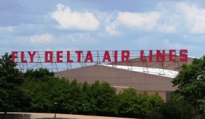Delta_World_HQ_-_Fly_Delta_Air_Lines_sign
